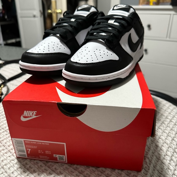 NWT Nike Dunk Low Panda 7M/8.5W - Picture 2 of 4